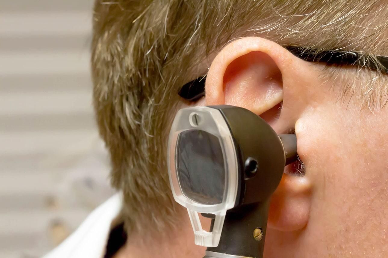 Un primer plano de la oreja de una persona con un dispositivo en ella.