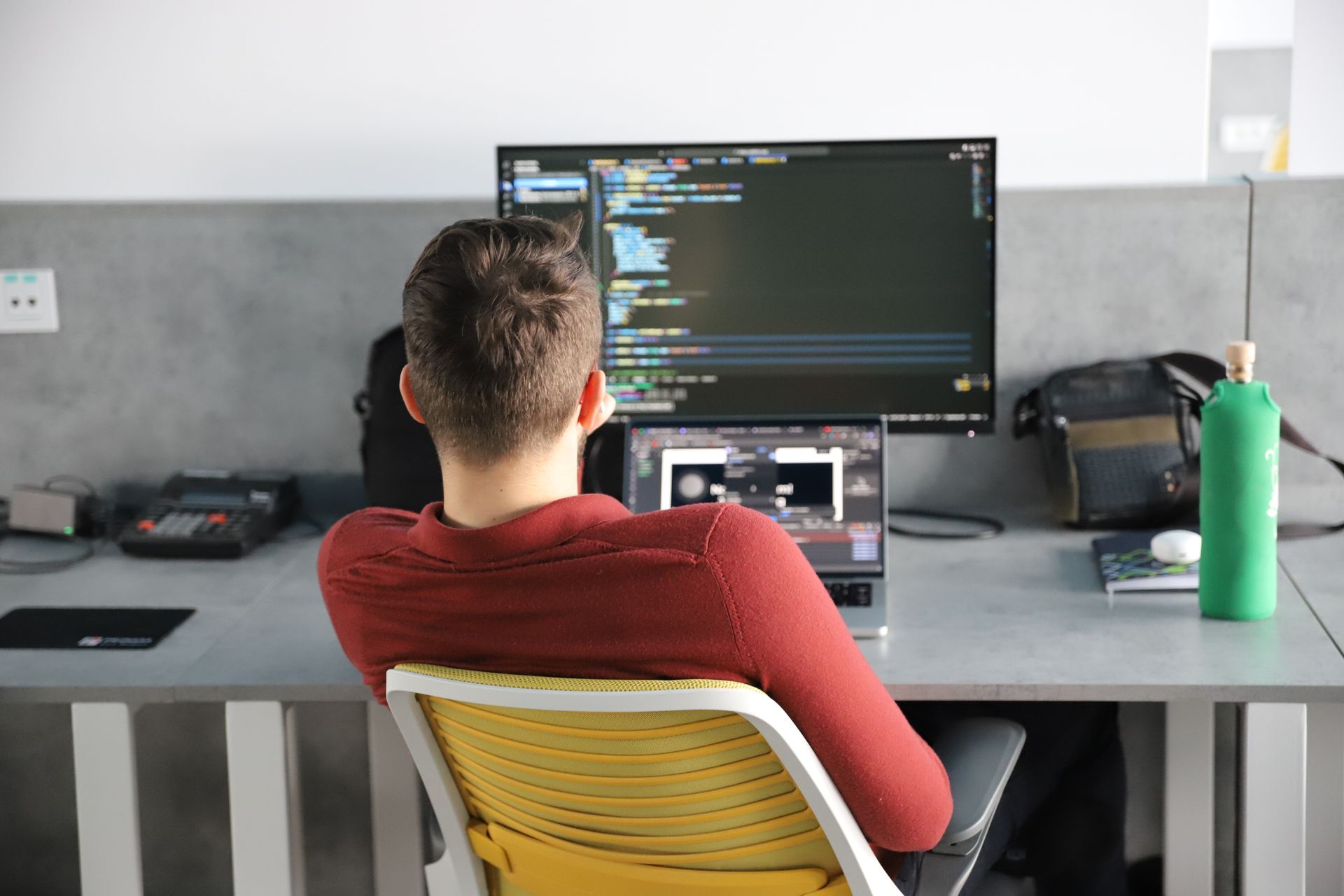 Mladi profesionalci rade u modernom coworking prostoru COSMOHUB.
