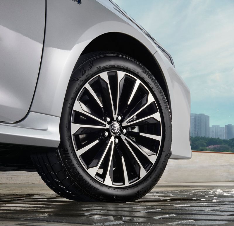 Um close de uma roda de carro com um pneu Bridgestone
