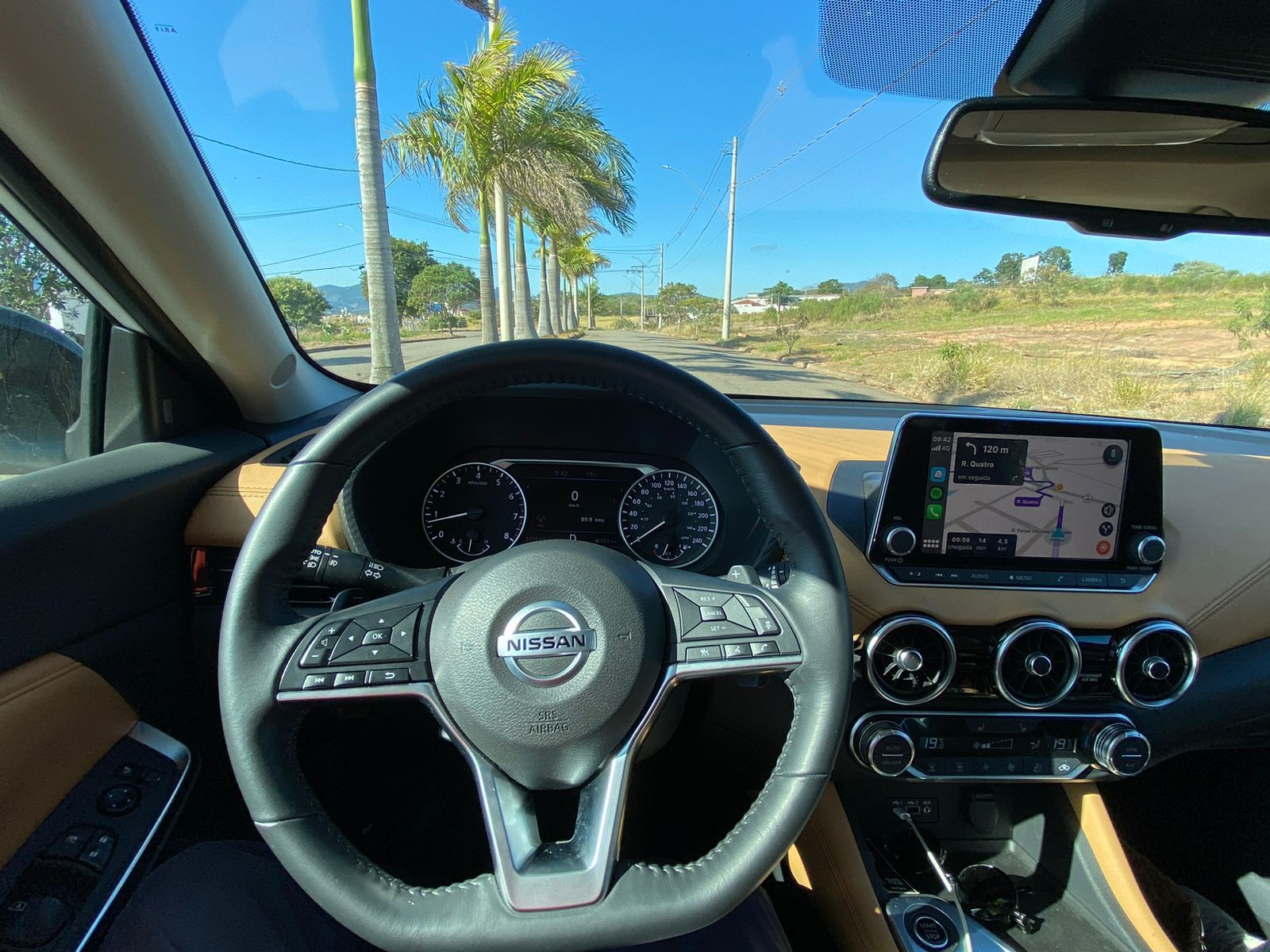 O interior de um carro nissan com volante e painel