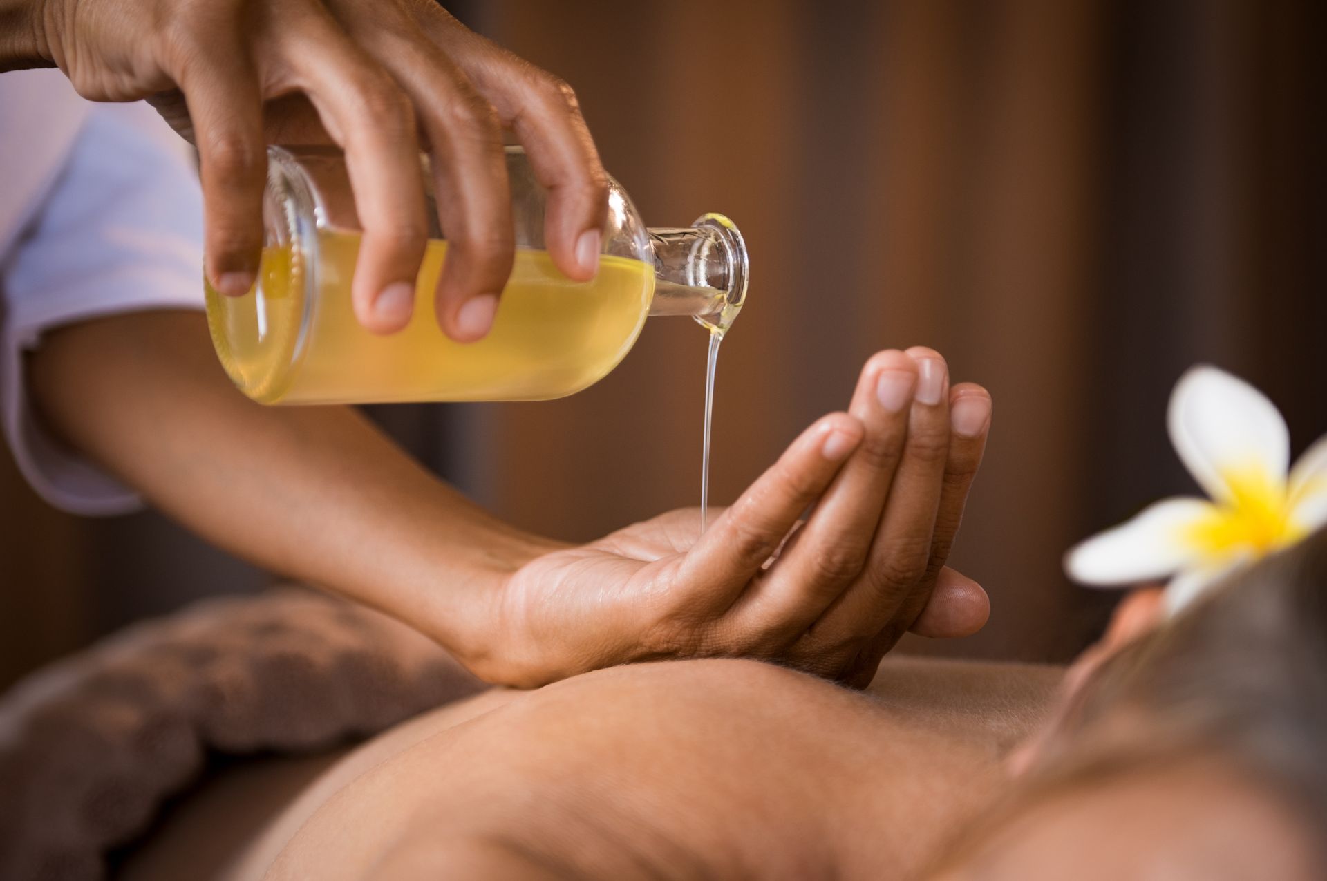 A person is getting a massage with oil in a spa.