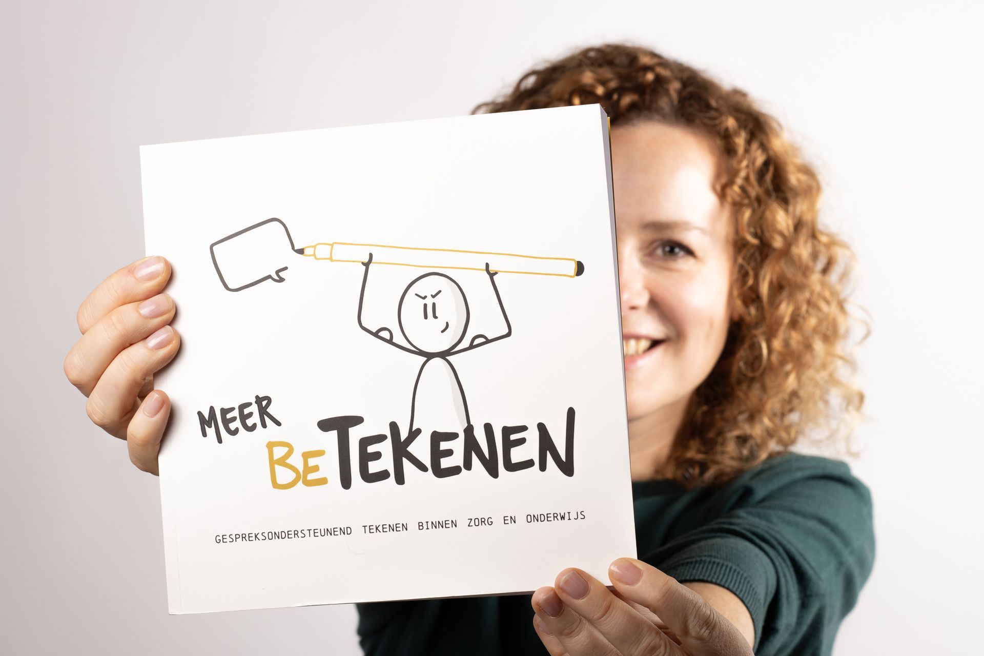 Nicole met het boek Meer Betekenen