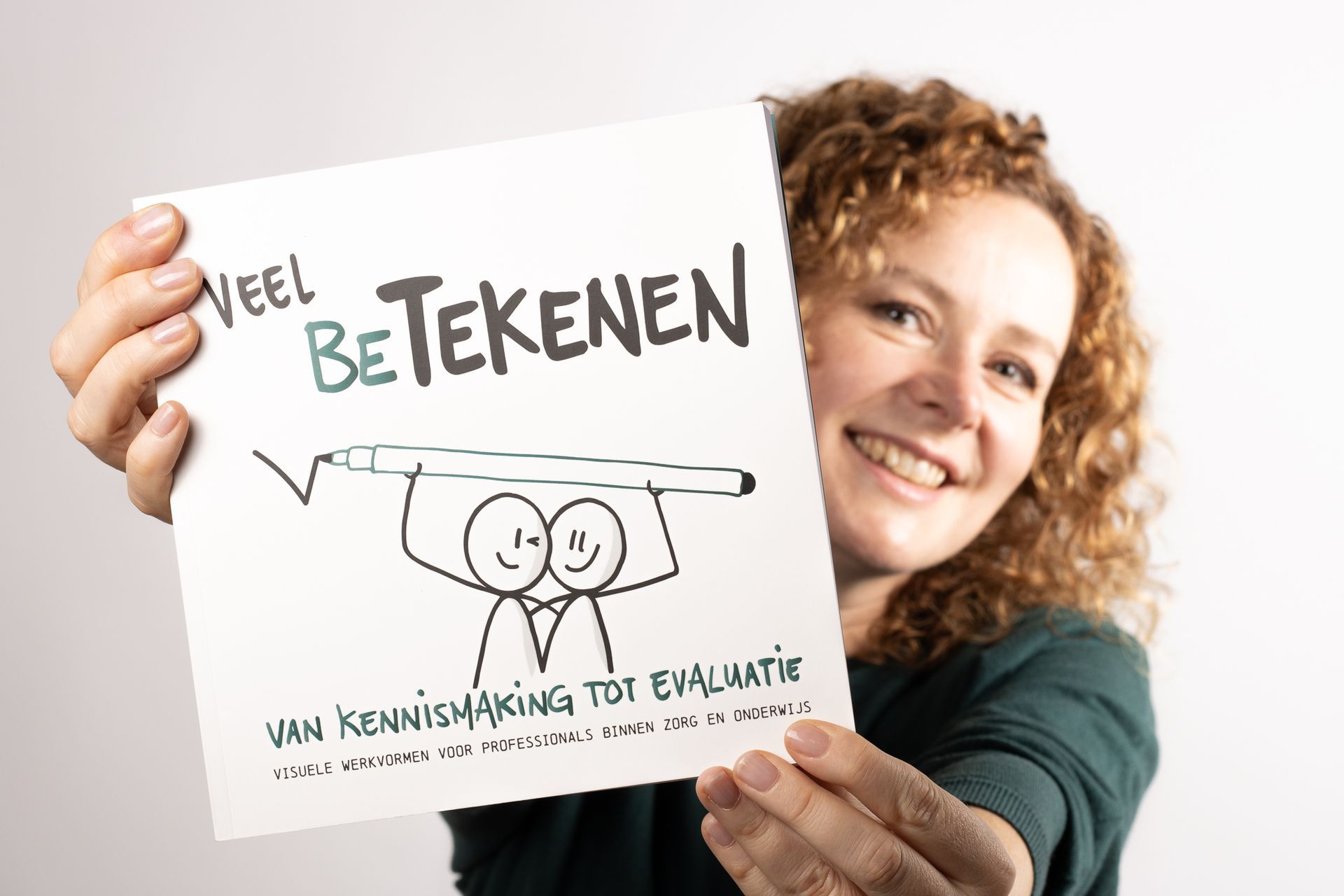 Nicole met het boek Veel Betekenen