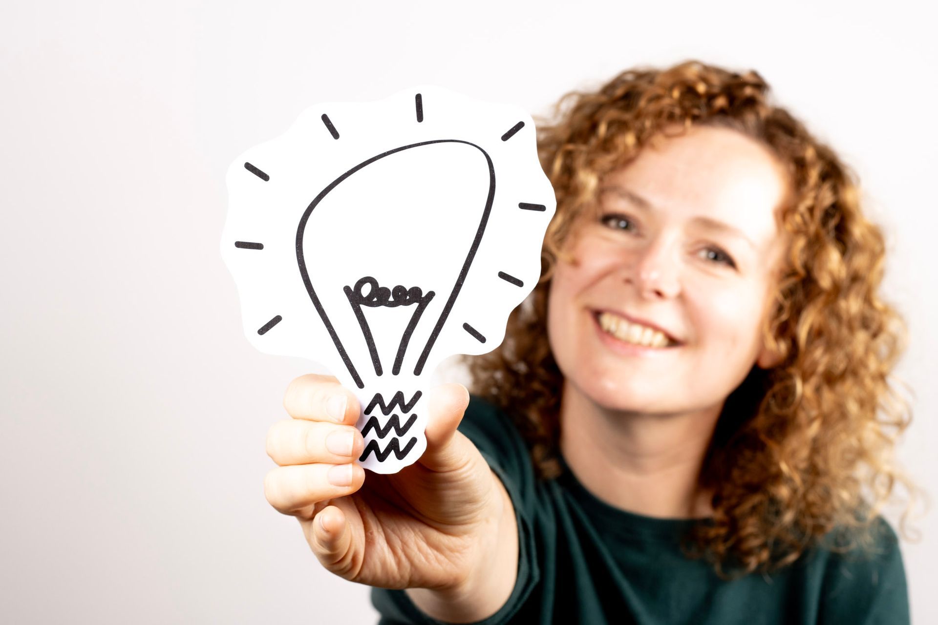 Nicole met een lampje op papier