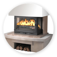 Une cheminée avec beaucoup de feu dedans