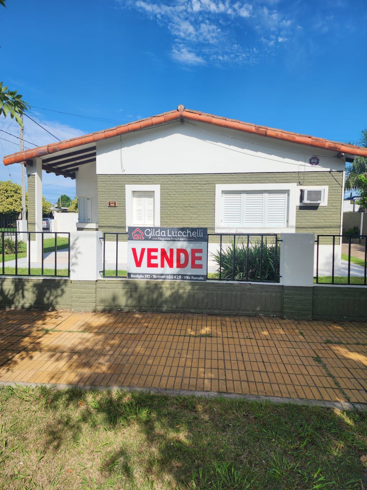 Casa con un cartel de 