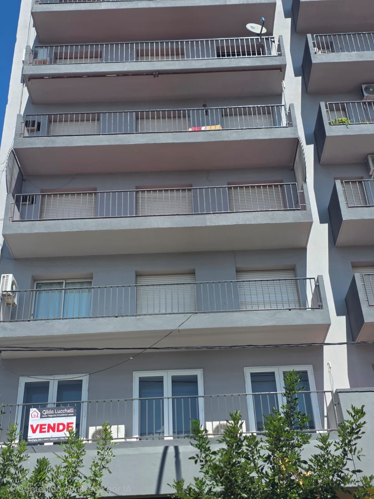 Casa con valla amarilla y cartel inmobiliario