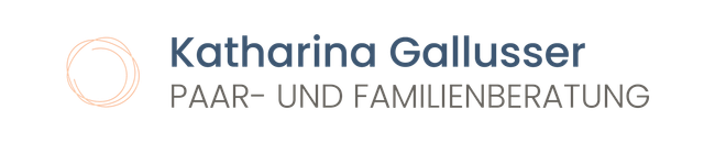 Katharina-Gallusser-Logo mit rundem Symbol und dem Untertitel „Paar- und Familienberatung“ auf weißem Hintergrund
