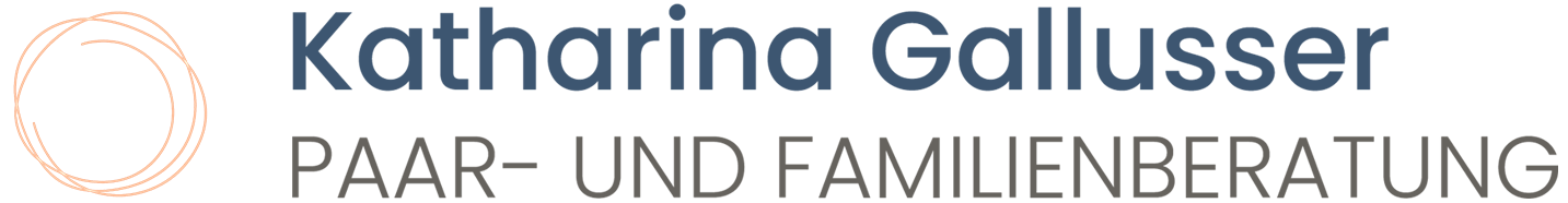 Logo für Katharina Gallusser Paar- und Familienberatung mit blaugrauem Schriftzug und rundem Symbol.