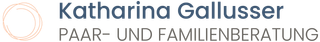 Logo für Katharina Gallusser Paar- und Familienberatung mit blaugrauem Schriftzug und rundem Symbol.