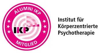 Rosa Siegel „ALUMNI IKP MITGLIED“ neben dem Text „Institut für Körperzentrierte Psychotherapie“
