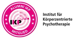 Rosa Siegel „ALUMNI IKP MITGLIED“ neben dem Text „Institut für Körperzentrierte Psychotherapie“