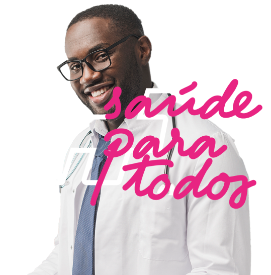 Pessoa sorridente de jaleco branco com a inscrição rosa “Saúde Para Todos”