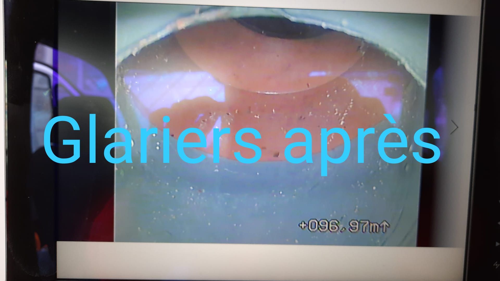 Un écran d'ordinateur montre une photo du visage d'une personne et les mots « glariers après »