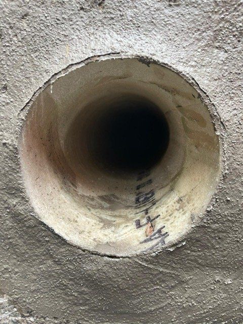 Un gros plan d'un trou dans un mur.