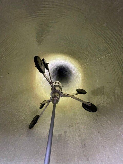 Un gros plan d'un tuyau avec une lumière qui en sort.