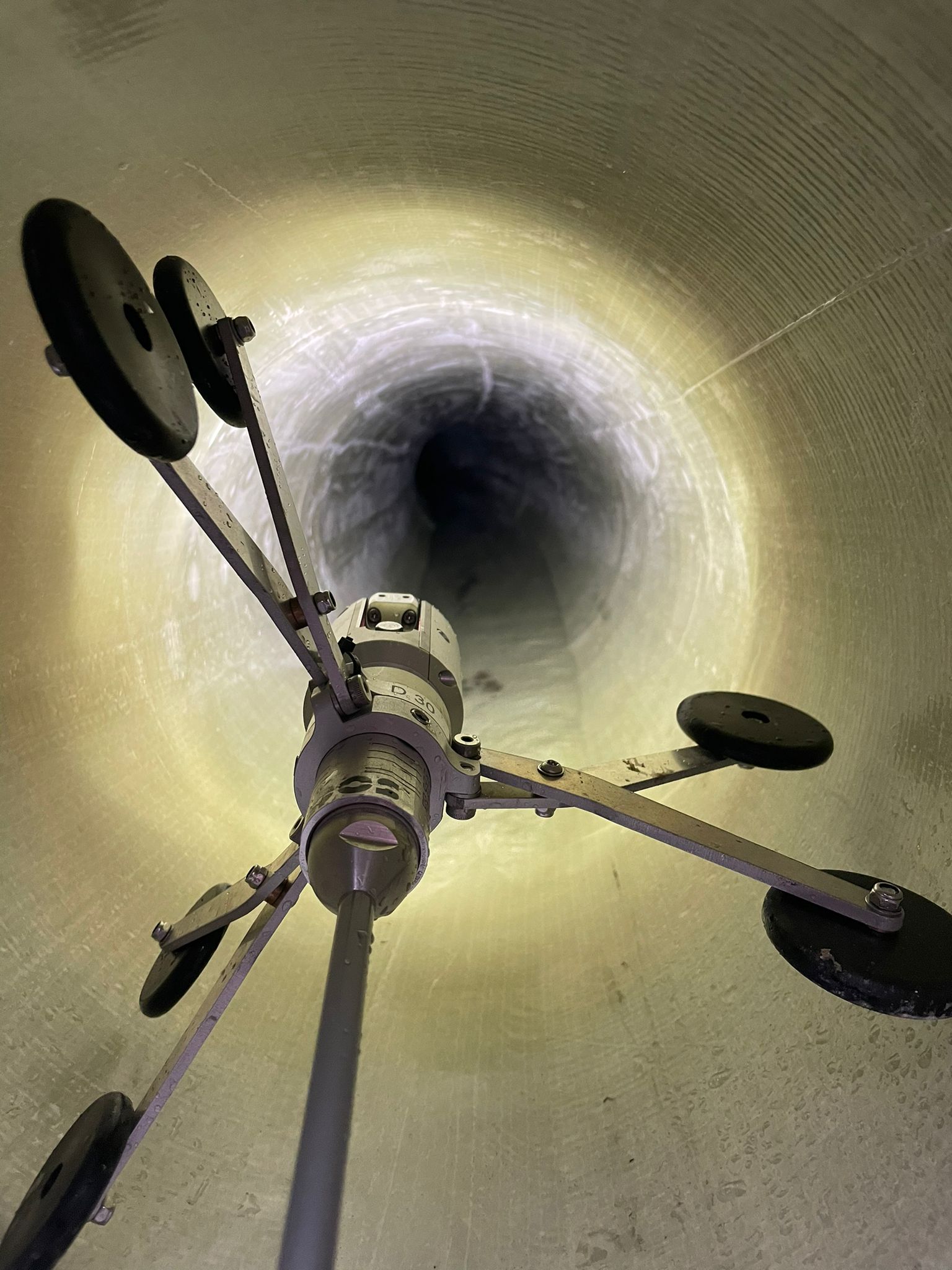 Une machine est assise au milieu d'un tunnel.