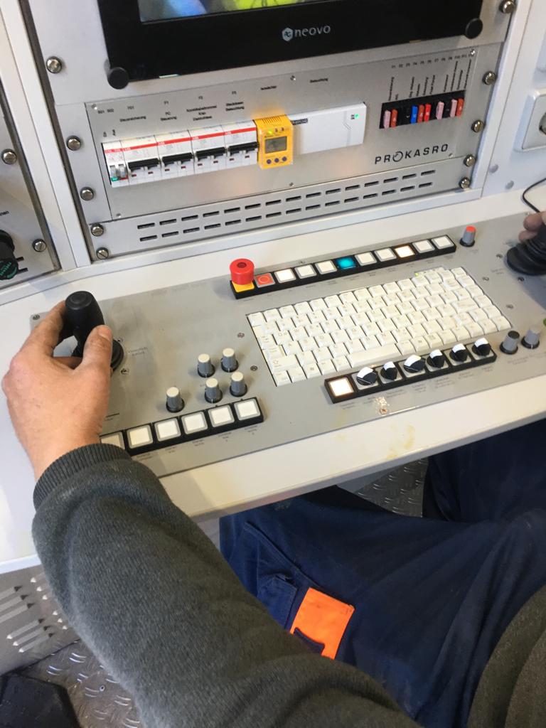 Une personne est assise à un bureau et utilise un clavier d'ordinateur.