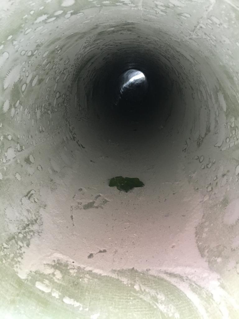 Un gros plan de l'intérieur d'un tunnel avec un trou au milieu.