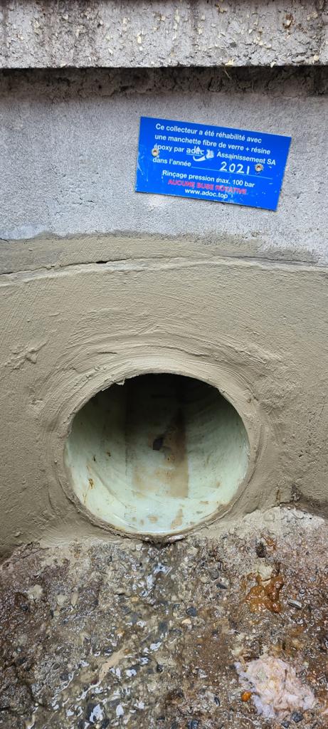 Un trou dans un mur avec un autocollant bleu dessus.