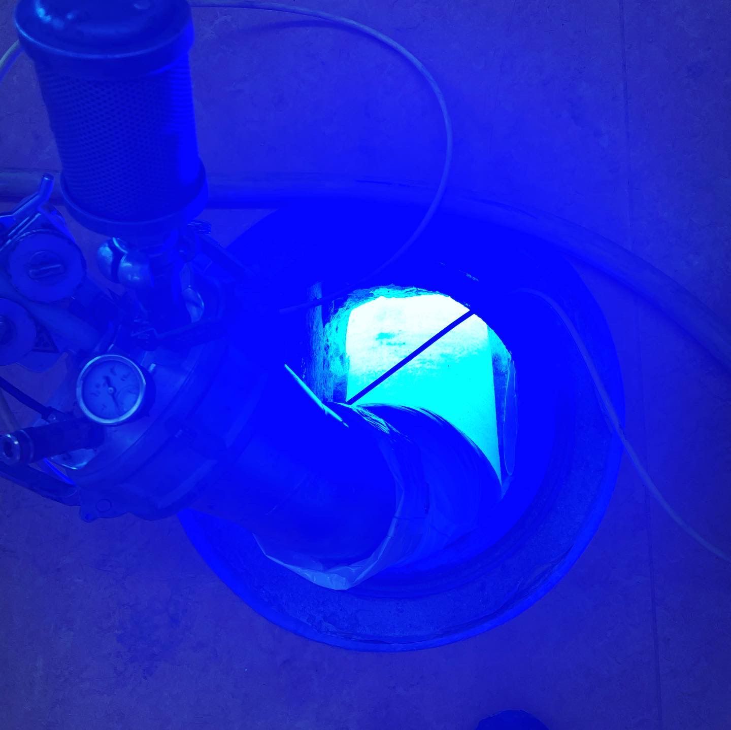 Une lumière bleue brille à travers un trou dans le sol.