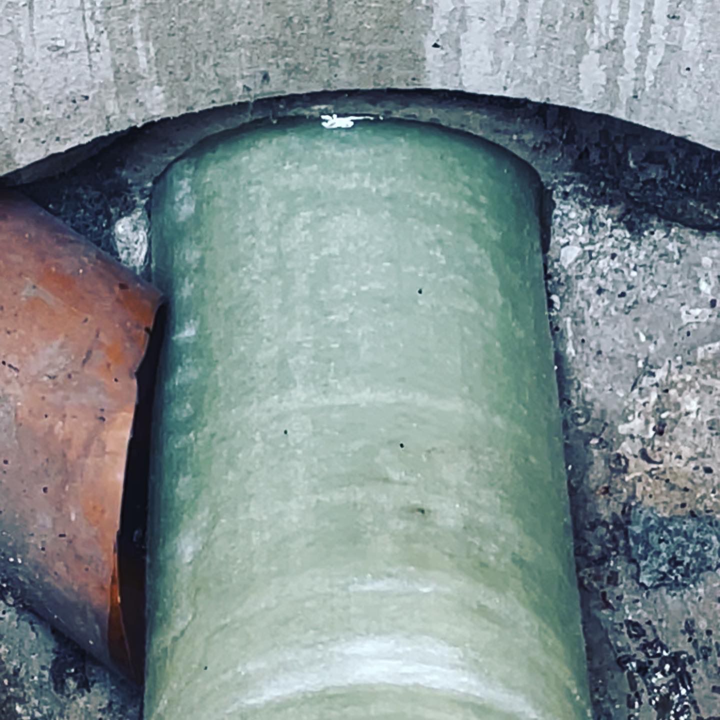 Un tuyau vert est connecté à un tuyau marron