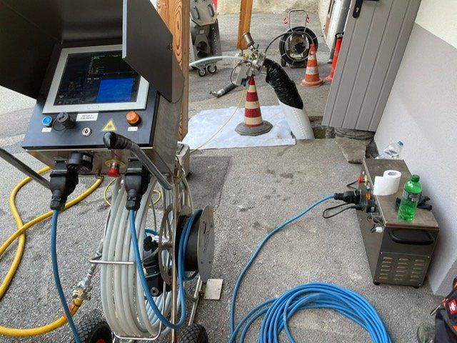 Une machine avec un tuyau bleu attaché