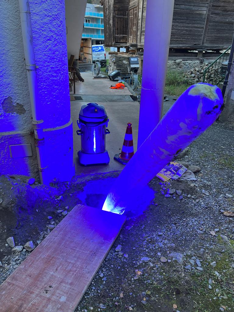 Une lumière bleue brille sur un morceau de bois.
