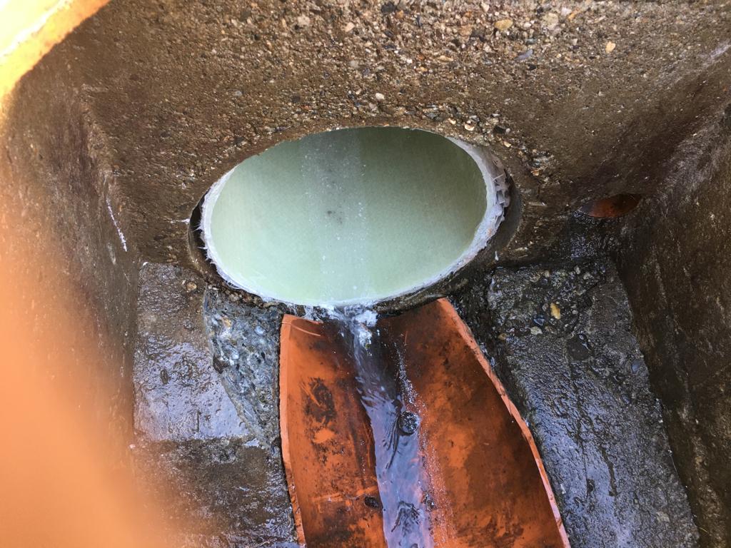 Un gros plan d'un tuyau avec de l'eau qui en sort.