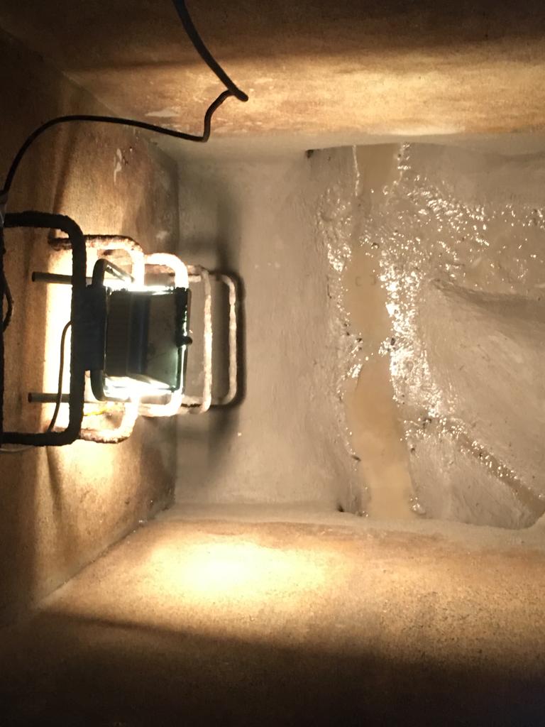 Une lumière brille sur un mur dans une pièce.