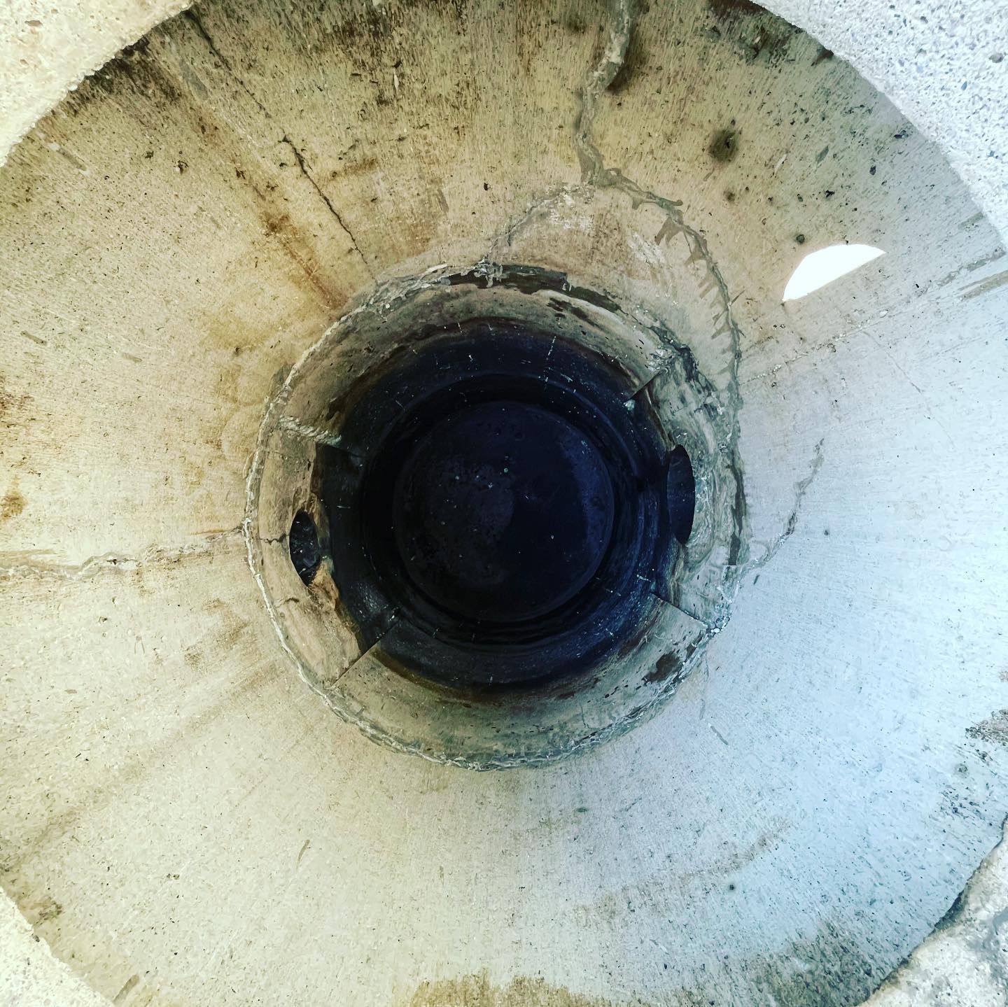 Un gros plan d'un trou dans un mur en béton