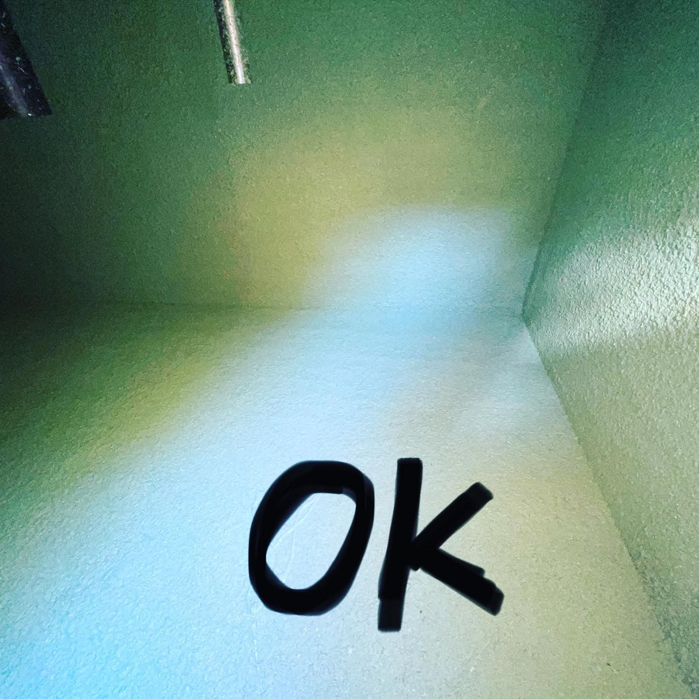 Le mot ok est écrit en noir sur une surface blanche