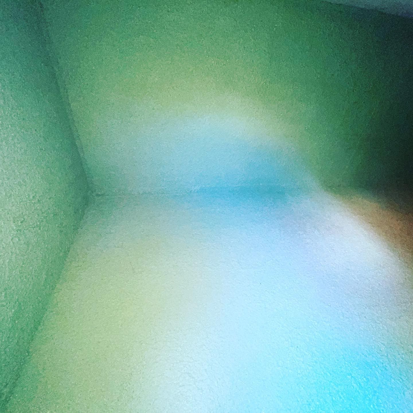 Une image floue d'un arc-en-ciel dans une pièce.