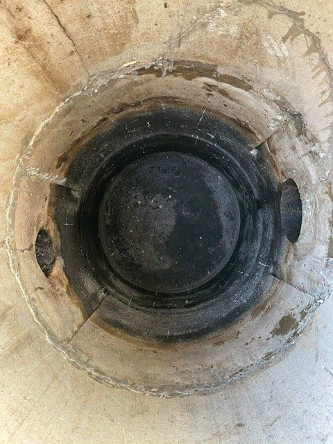 Un gros plan d'un récipient en plastique avec un trou au milieu.