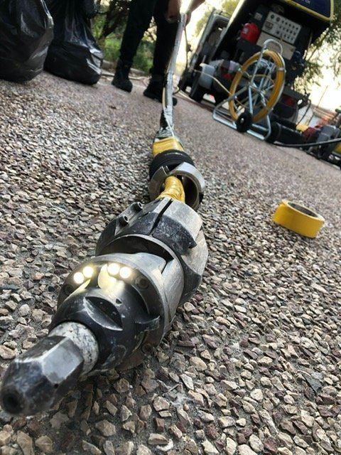Un gros plan d'une machine sur un chemin de gravier