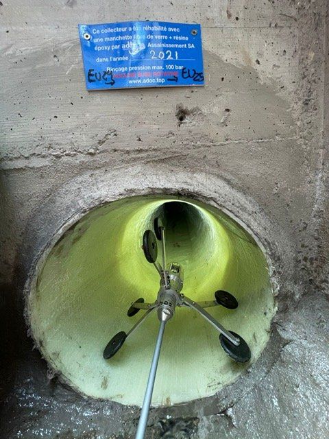 Un tuyau en béton avec un panneau indiquant Europower dessus
