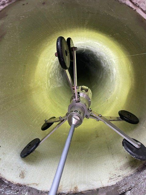 Une machine est utilisée pour percer un trou dans un tuyau.