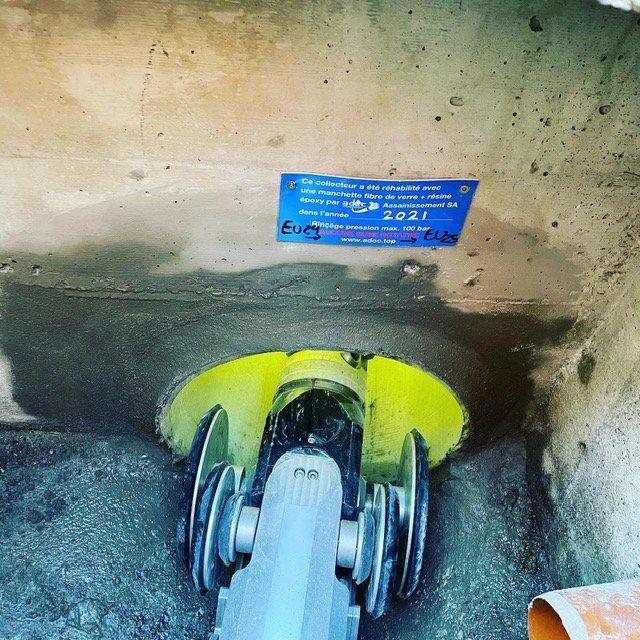 Une étiquette bleue sur un mur en béton sur laquelle est écrit « 2021 »
