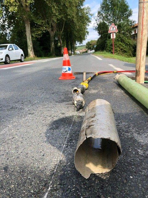 Un tuyau cassé traîne sur le bord de la route