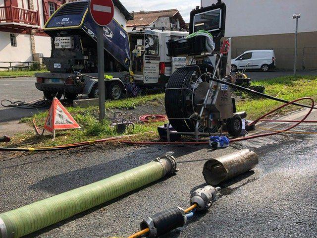 Un tuyau est posé sur le bord de la route à côté d'un camion.