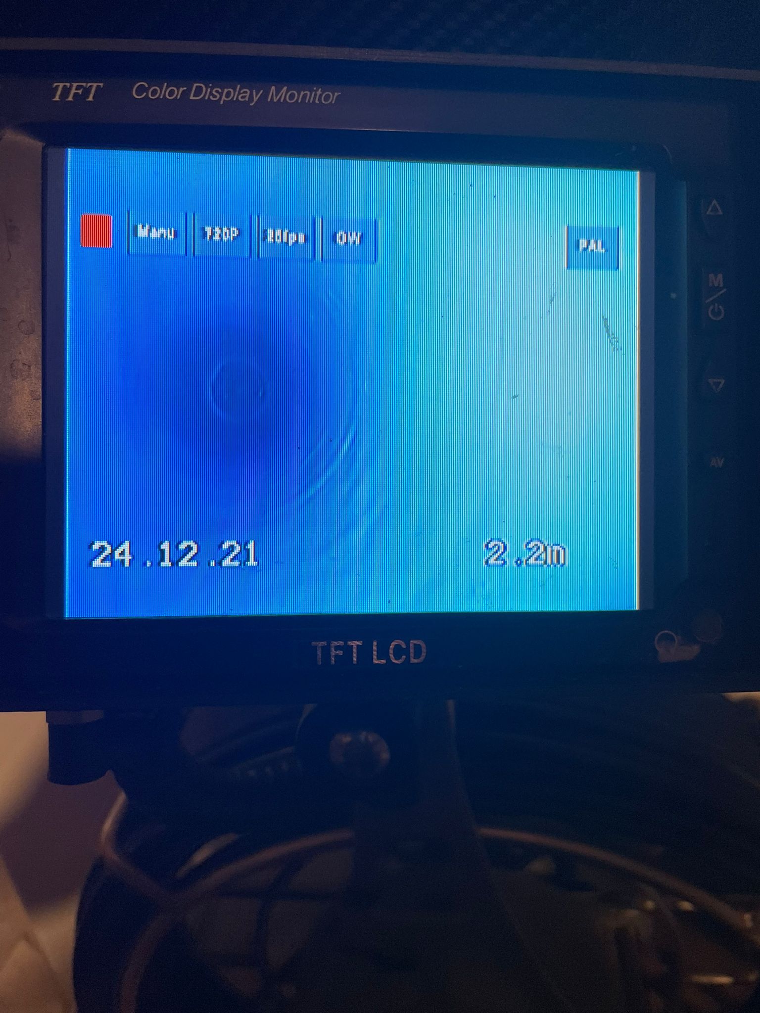 Un moniteur TFT LCD avec un écran bleu