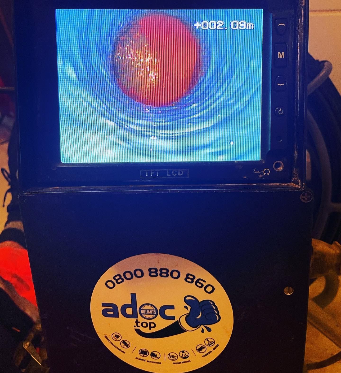 Une boîte noire avec un autocollant dessus indiquant adoc top