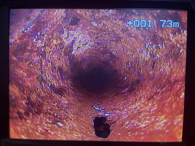 Un écran d'ordinateur montre une image d'un trou dans un tuyau.