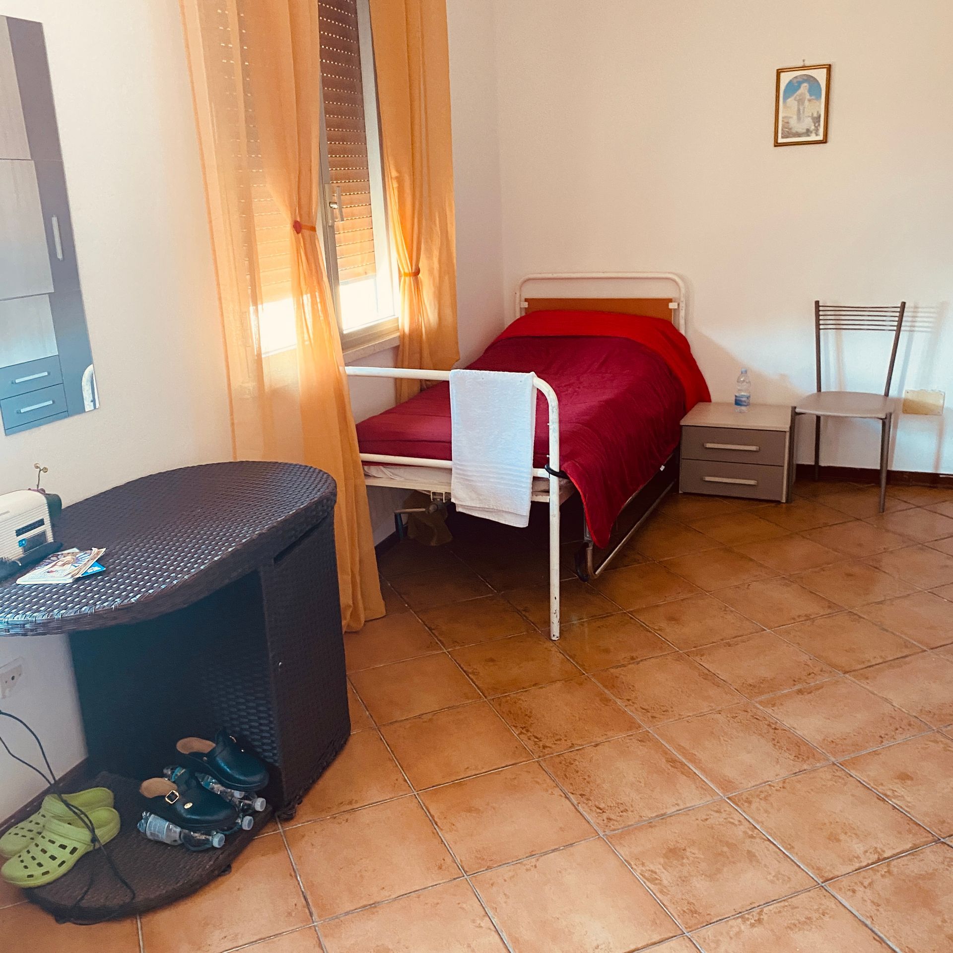 Villa Carmela - letto e tavolino