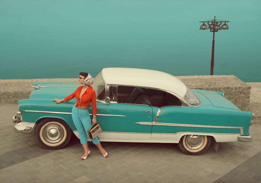 Modella con automobile d'epoca