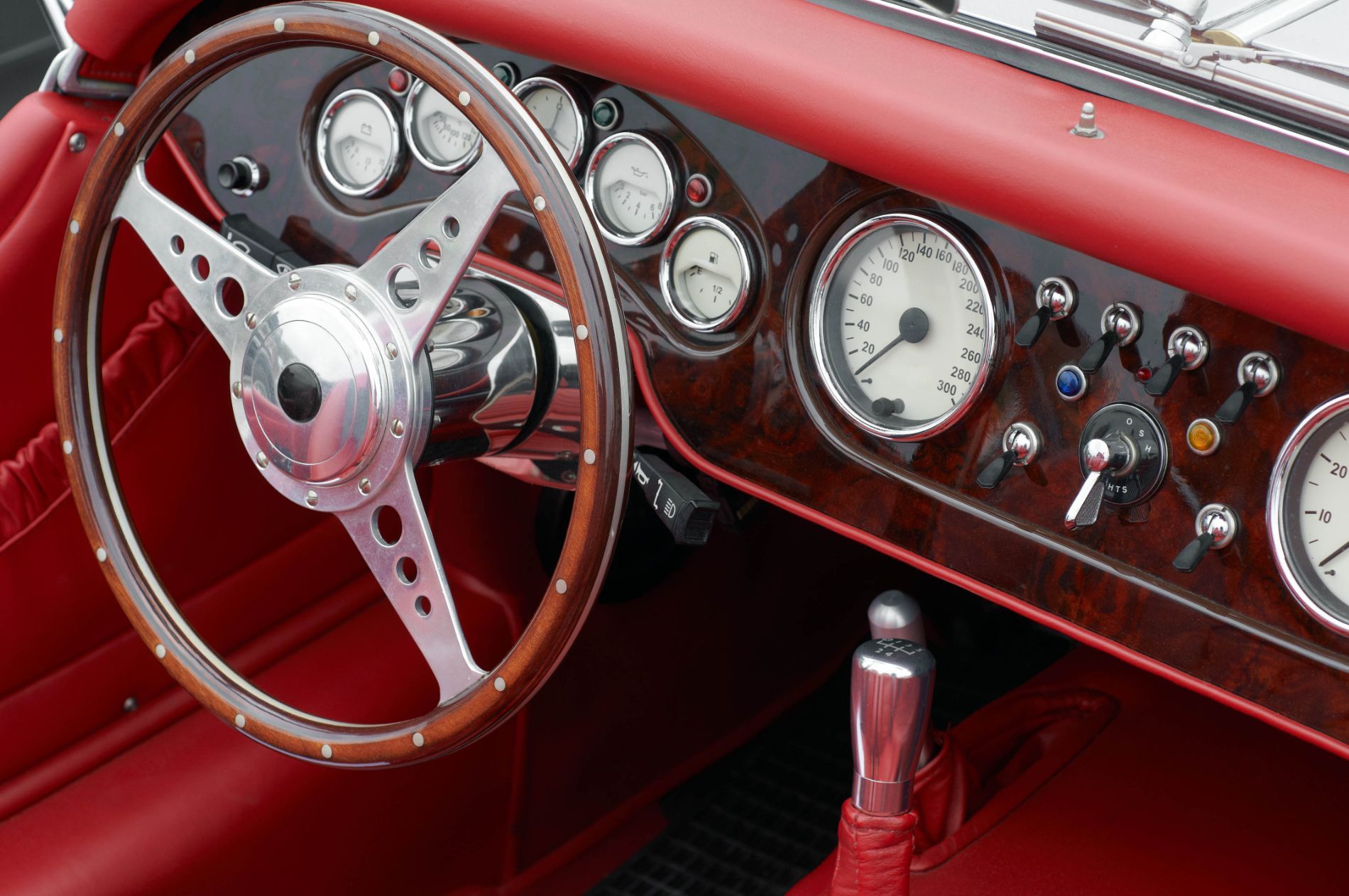 Interno di automobile d'epoca con tappezzeria in pelle