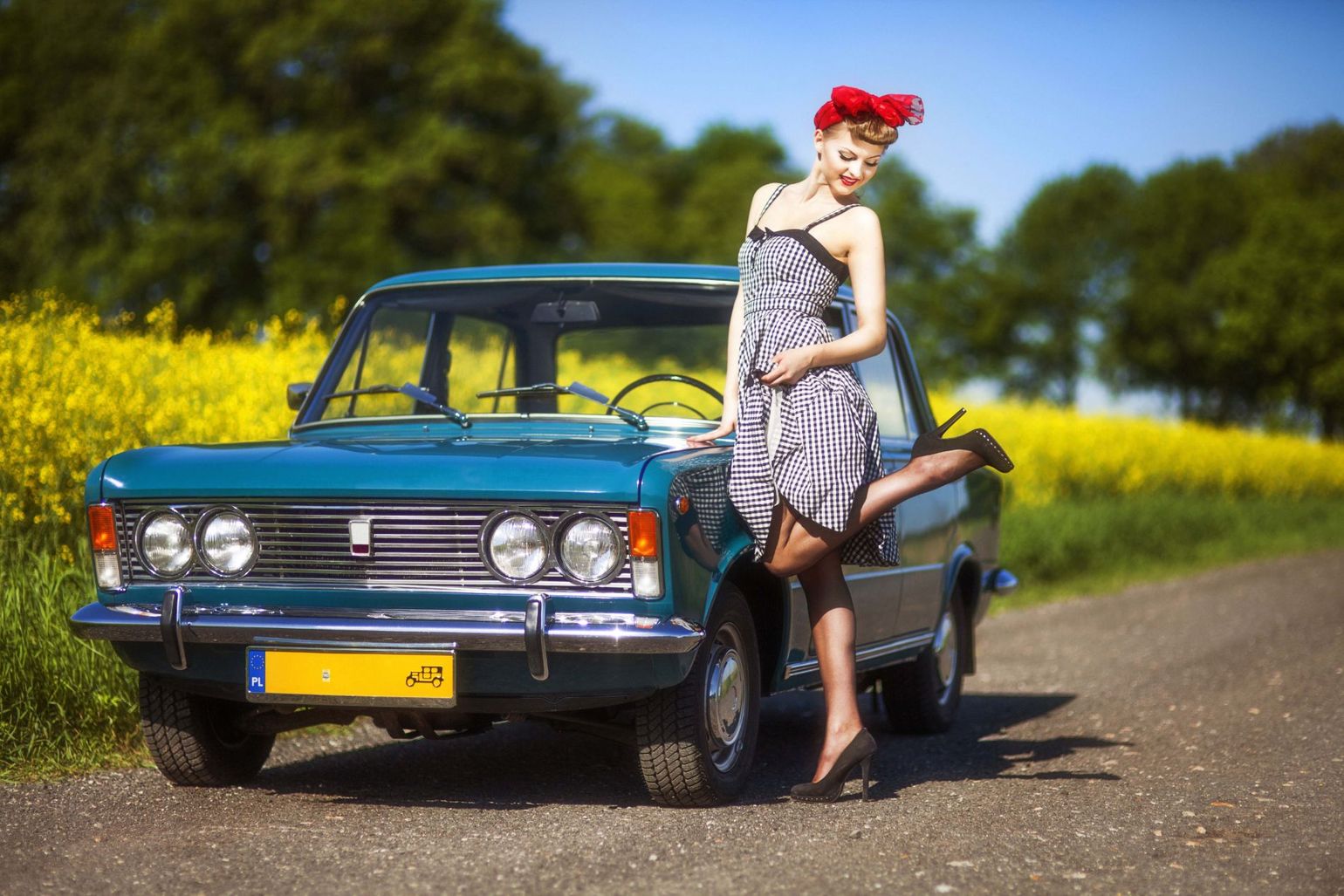 Pin-up con auto d'epoca