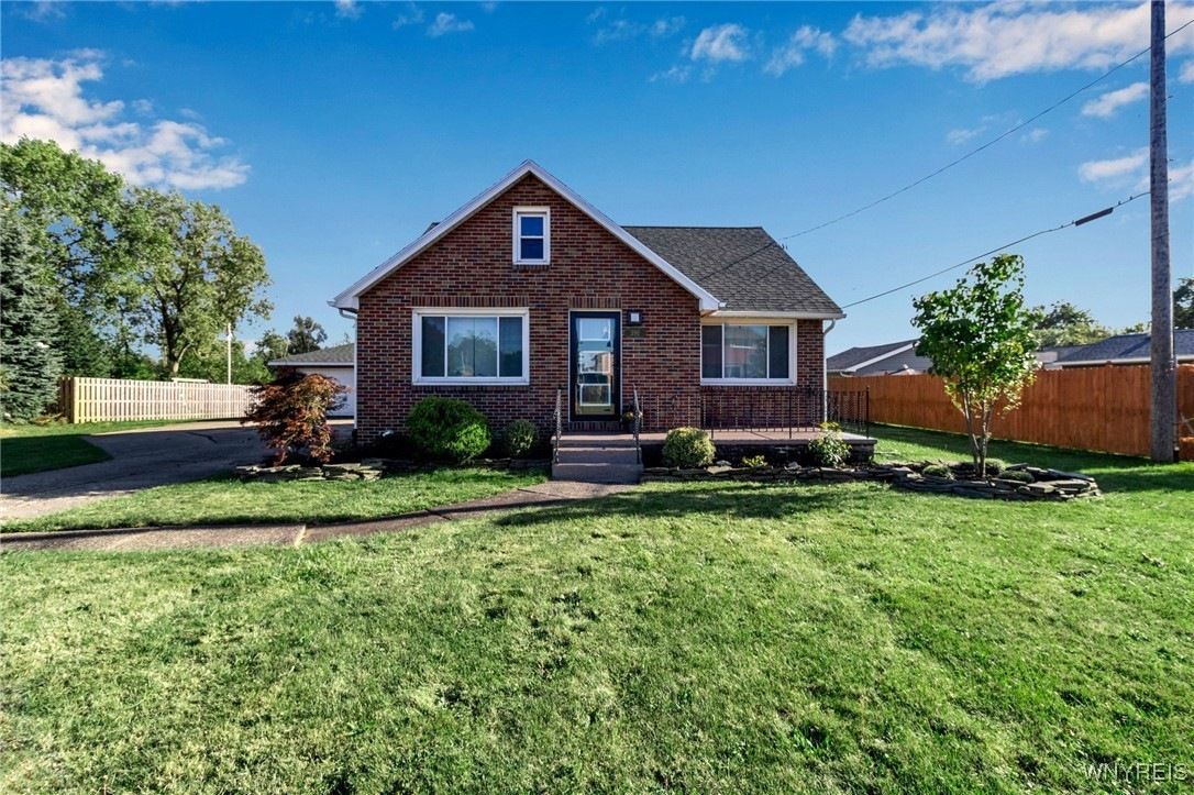 Exterior view of 391 French Rd in Depew, NY—a charming single-family home with a spacious driveway.