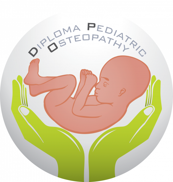 Logo for diplom i pediatrisk osteopati med grønne hender som vugger et spedbarn inni en sirkulær ramme.