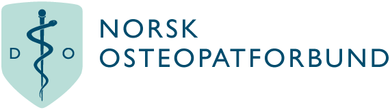 Logoen til Norsk Osteopatforbund har et blågrønt skjold som inneholder en medisinsk caduceus og bokstavene «D» og «O».